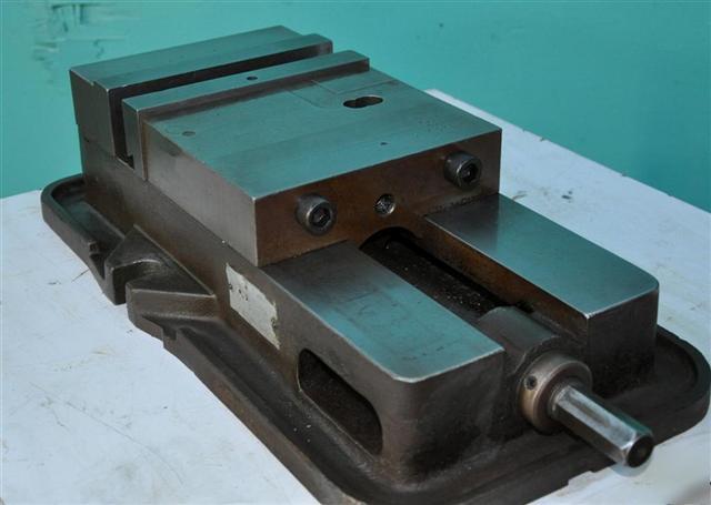 Kurt 8â€ anglelock milling vise d-80 8