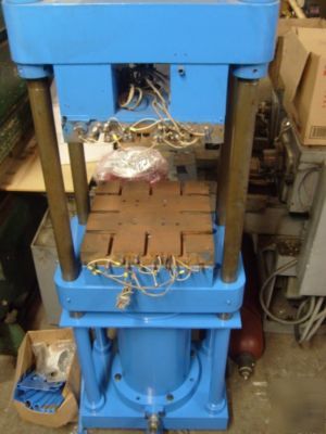 Transfer molding rubber injection molding press