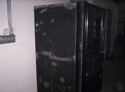 Automatic products model 7600-6 shelf glass front snack