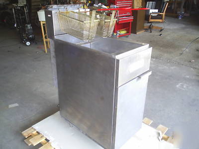 Royal 50 lbs gas fat deep floor model fryer / nsf