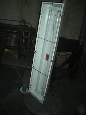 Explosion proof light mounted on base with 4 casters 