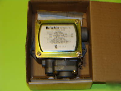 New barksdale #P1H-B85SS hi-p pressure switch in box 