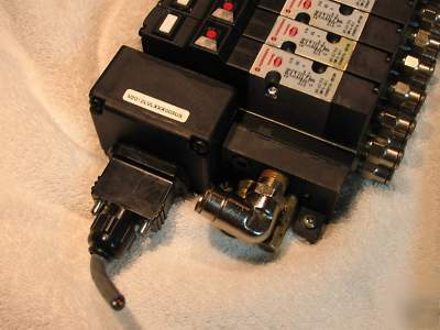 Norgren pneumatic valve island V20 series w/12 solenoid