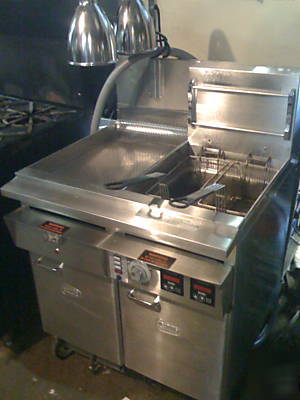 Commercial kitchen fryer with frydump and heat lamp