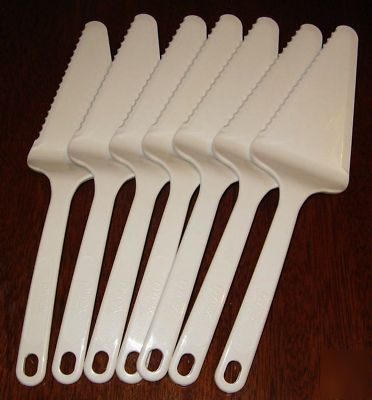 Lot 7 pyrex brand plastic serrated cake or pie servers