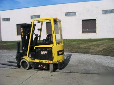 Hyster 5,000LB capacity electric forklift 20FT of lift