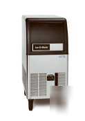 New self contained air-cooled cube ice maker